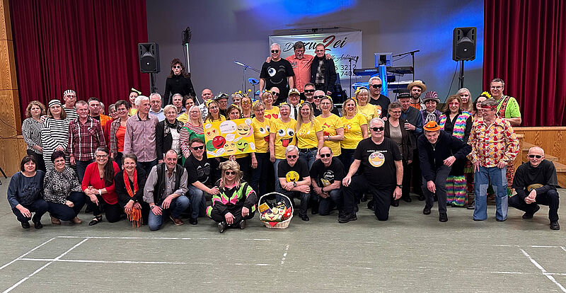 Maskierte Teilnehmer beim Faschingsball des ...
