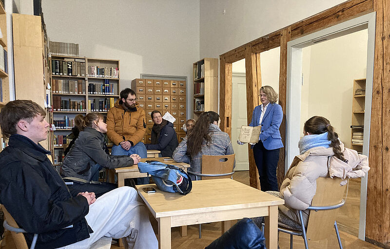 Dr. Ingrid Schiel zeigte den Studierenden einige ...