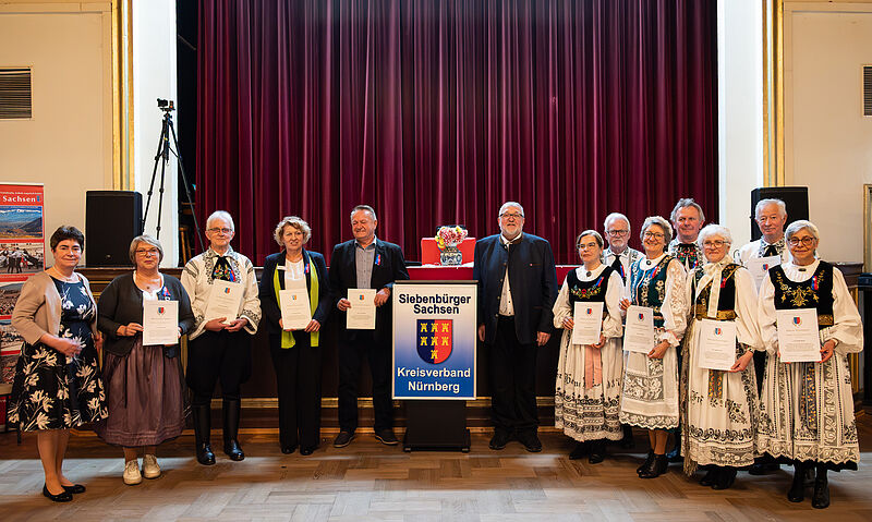 Gruppenbild der Geehrten, von links: Annette ...