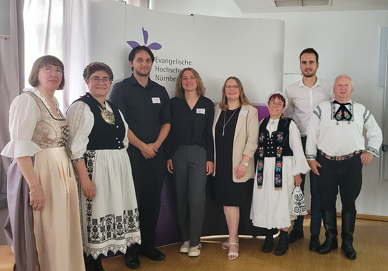 Gruppenbild mit Studenten. Foto: Sabine Distler; ...