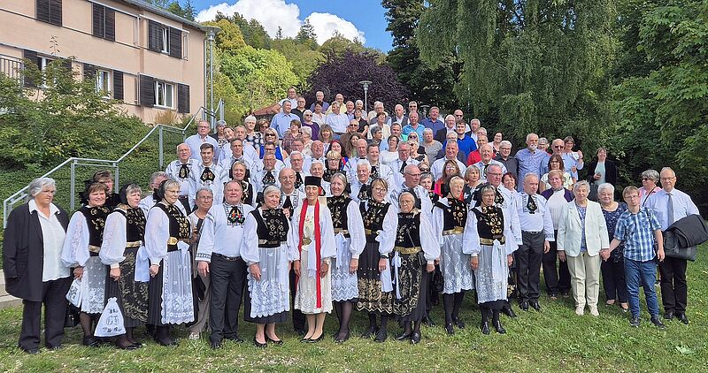 Gruppenbild beim Jubilumstreffen der HOG Nubach ...