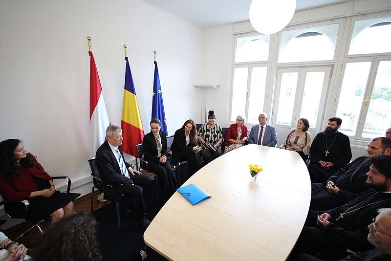 Im Gesprch, von links: Generalkonsul von ...