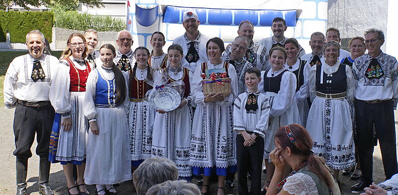 Gruppenfoto in Elixhausen-Sachsenheim, von links: ...