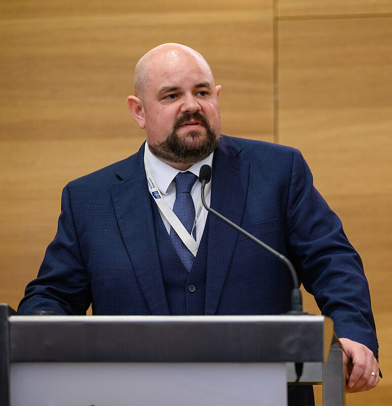 Dr. Florian Khrer-Wielach bei seinem Vortrag. ...