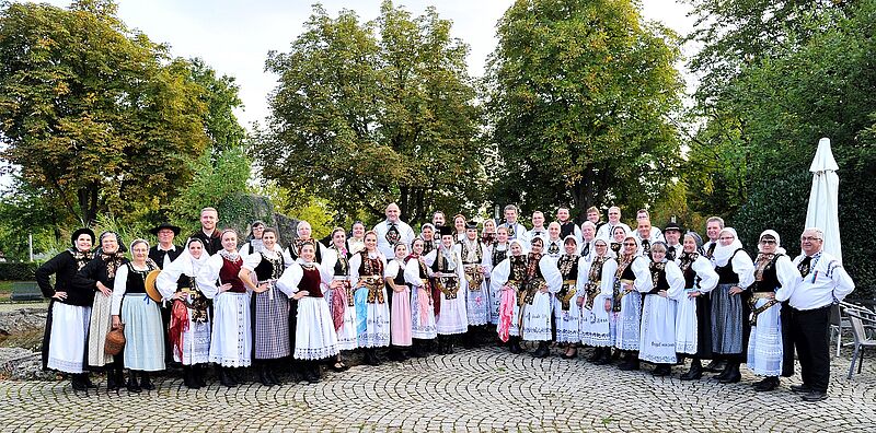 Die Vielfalt der Großauer Tracht konnte man auch ...