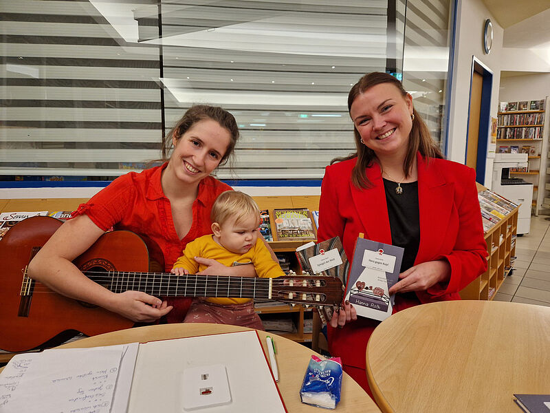 Anna Maria (links) begleitete die Lesung ...