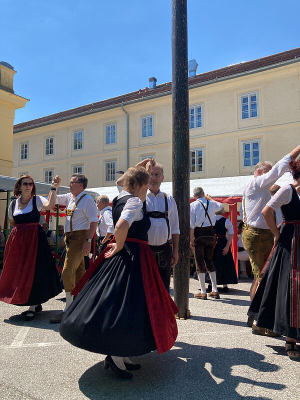 Volkstanzgruppe Marchtrenk beim Kronenfest in ...