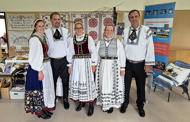 Mitglieder der Tanzgruppe Wels mit Pfr. Mag. ...