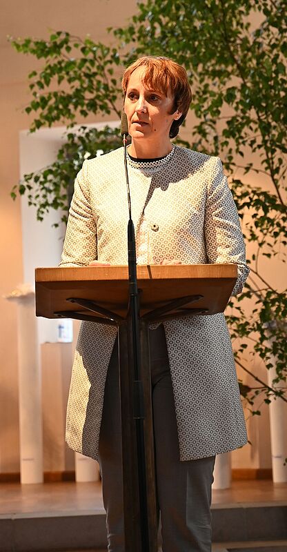 Dekanin Birgit Hamrich hlt die Laudatio auf ...