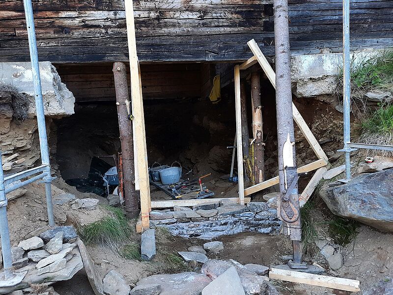 Das Fundament der Prejbe-Htte wird gesichert und ...