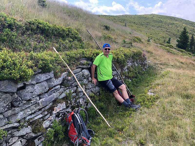 Robert Sonnleitner vor den Bruchsteinresten der ...