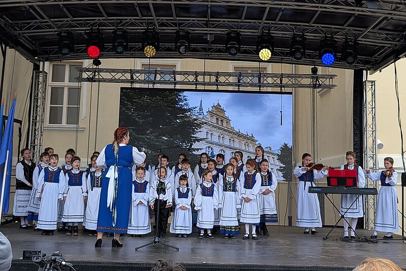
Der Kinderchor der evangelischen Kirche unter ...