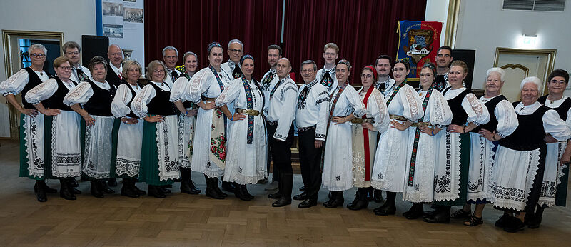 Tanzgruppe und weitere Trachtentrger beim Roder ...