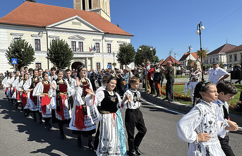 Farbenprchtiger Trachtenzug durch das Zentrum ...