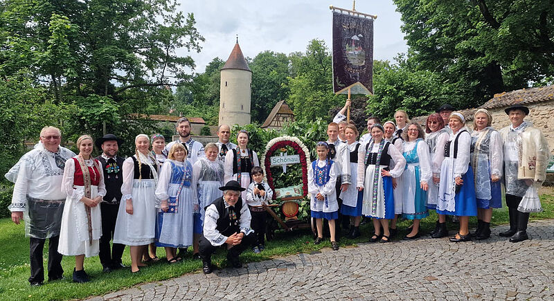Schnauer Trachtengruppe beim Umzug in ...