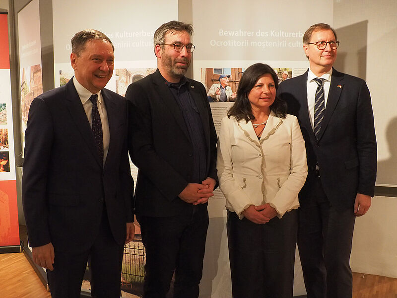 Bei der Ausstellungser�ffnung am 12. Oktober 2024 ...