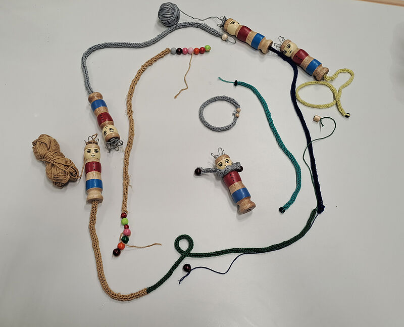 Abb. 2 Stricklieseln mit Knotenketten ...