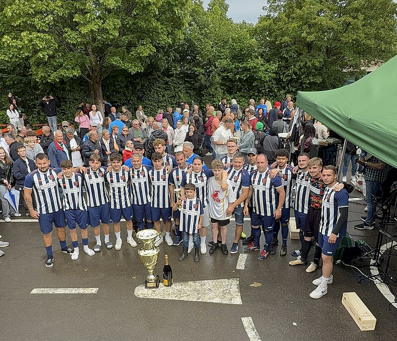 Sieger des Fußballturniers: Paly Boys ...