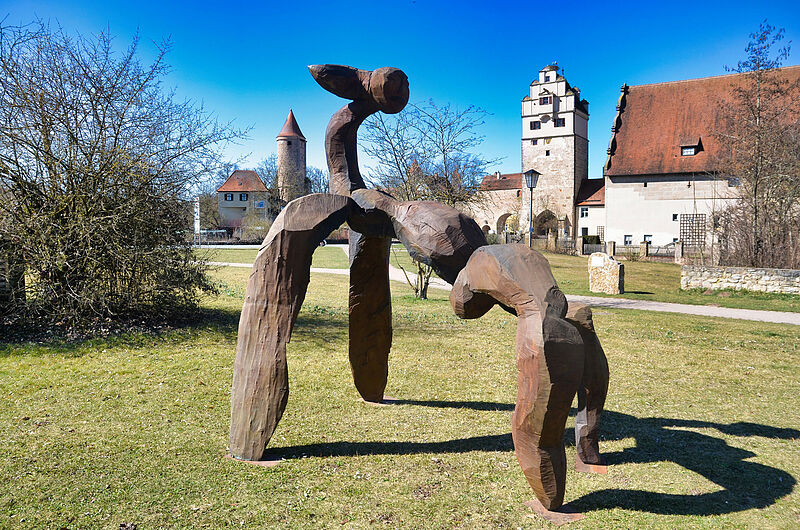 Die Bronzeskulptur „Äinschl Alba“ auf der Wiese ...