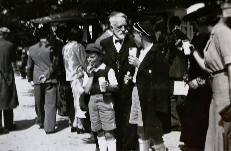 D. Dr. G. A. Schuller mit seinen Enkeln Helmut ...
