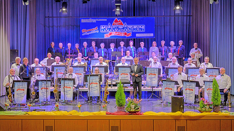 Der Original Karpaten-Express mit Background-Chor ...