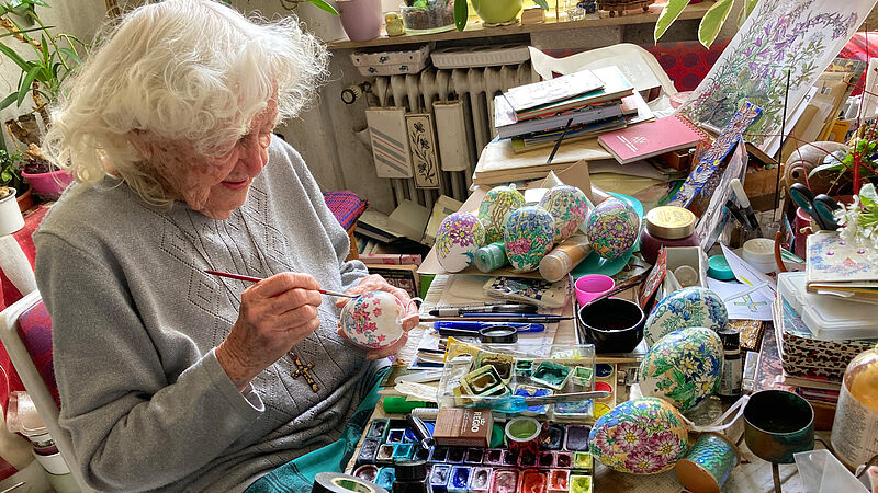 Margarethe Svoboda (103) in Mannheim bemalt ...
