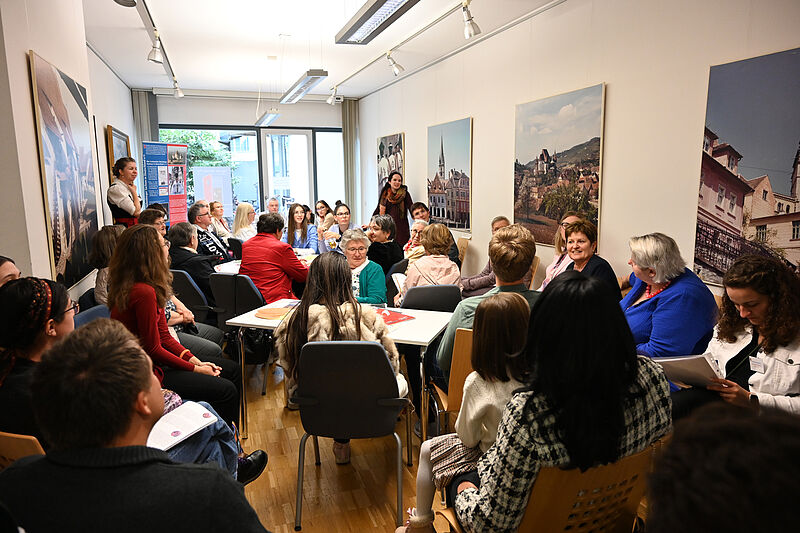 Jugendliche der Theatergruppe des Vereins Cu timp ...