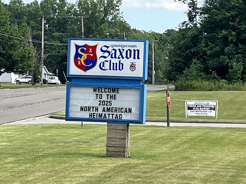 Hinweisschild zum Saxon Club in Austintown ...