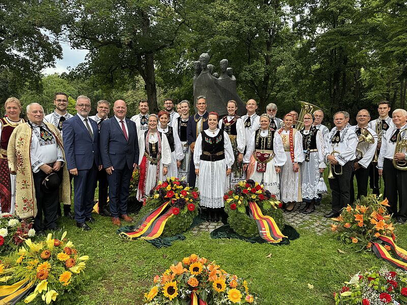 Siebenbürger Sachsen nach der Kranzniederlegung ...