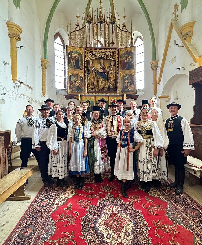 Vor dem vorreformatorischen Marienaltar von 1518 ...