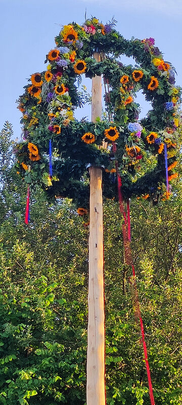 Bunte Sommerblumen schmckten die Krone der ...