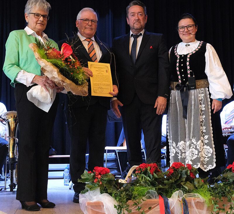 Verleihung der Goldenen Ehrennadel an Alfred ...