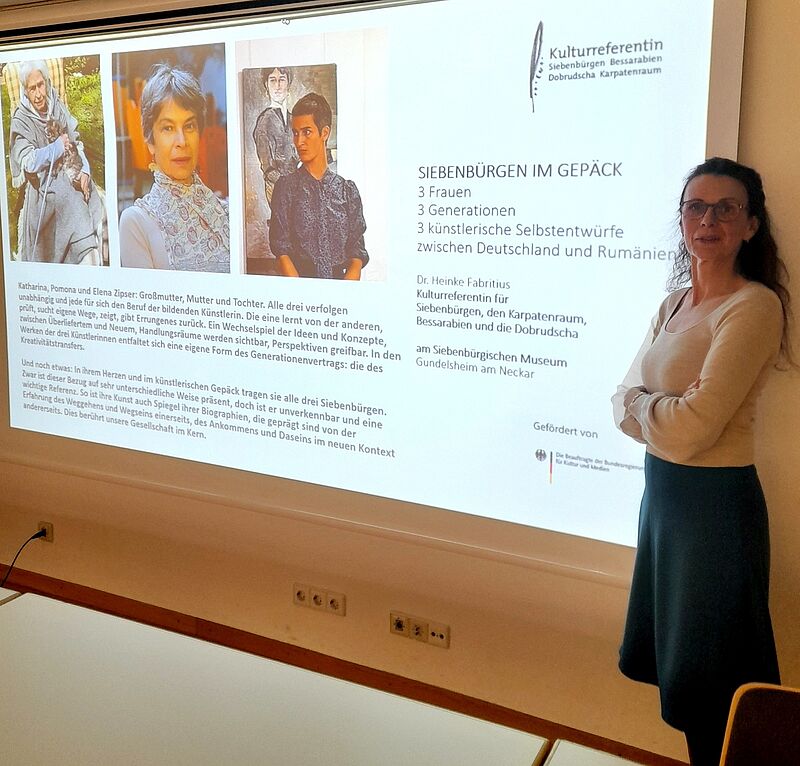 Dr. Heinke Fabritius vor dem Titelbild ihrer ...