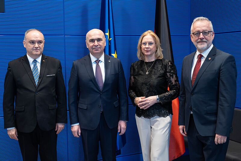 Begegnung Bolojans (Zweiter von links) mit ...