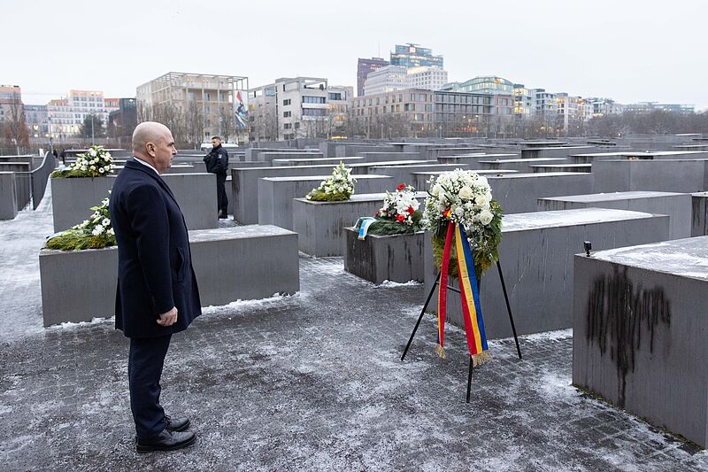 Ilie Bolojan legt einen Kranz am Denkmal f�r die ...