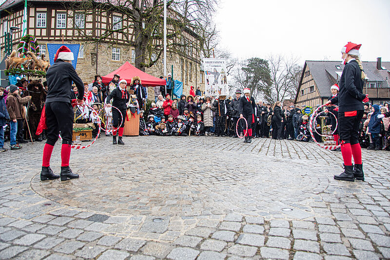 Brauchtumsvorführung der Urzeln im Schlosshof mit ...