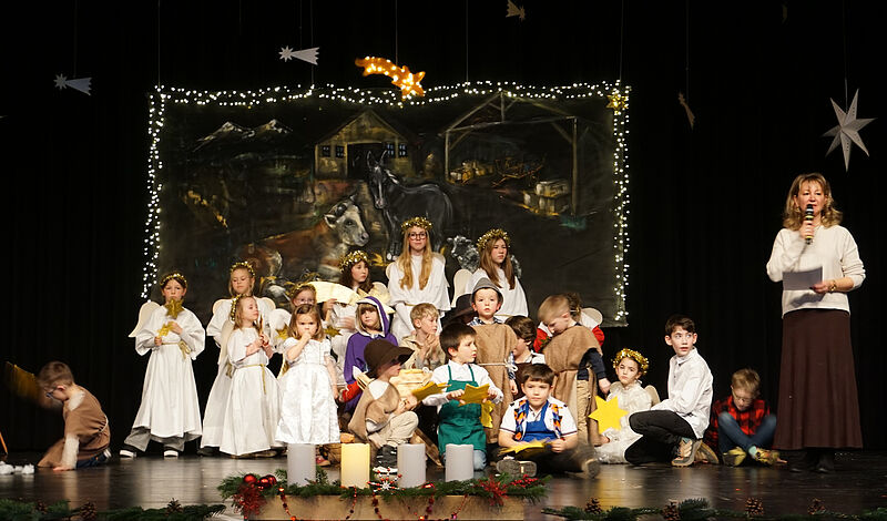 Die Kinder nach den Darbietungen bei der ...