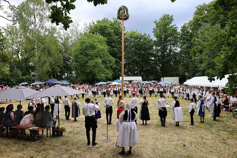 Trachtentr�ger unter der Augsburger Krone. Foto: ...