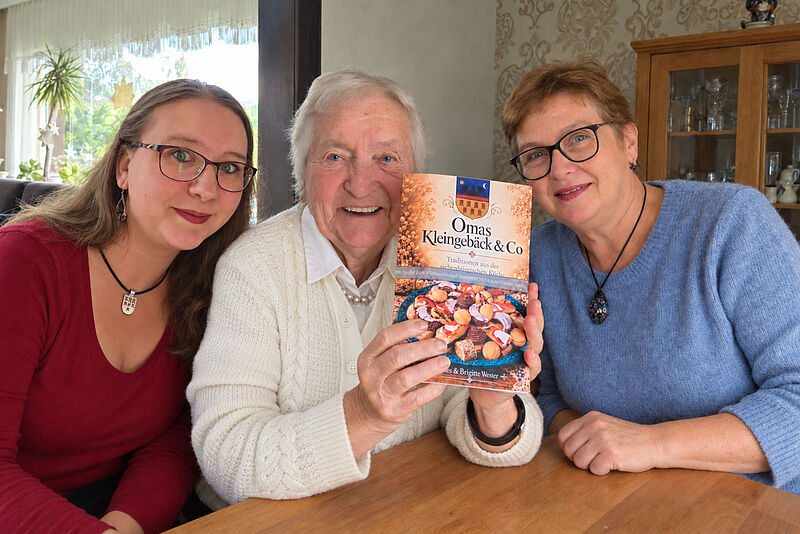 Drei Generationen mit dem „Familienschatz“, von ...