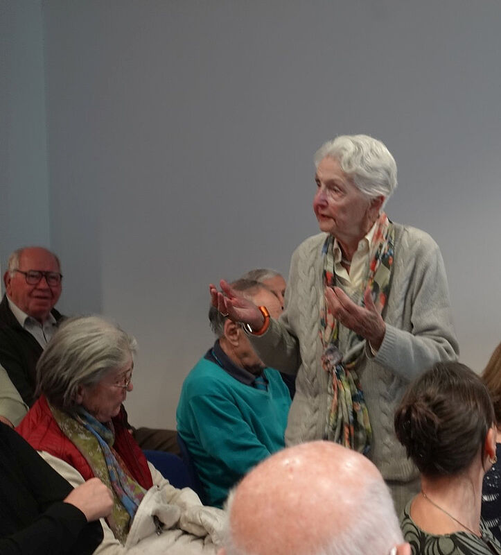 Die Teilnehmer lauschen gebannt der Zeitzeugin ...