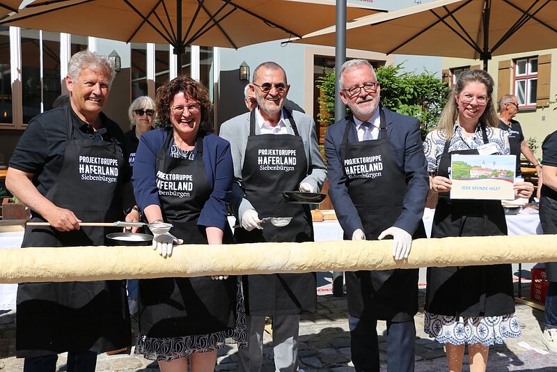 Freuen sich �ber den gr��ten Baumstriezel der ...