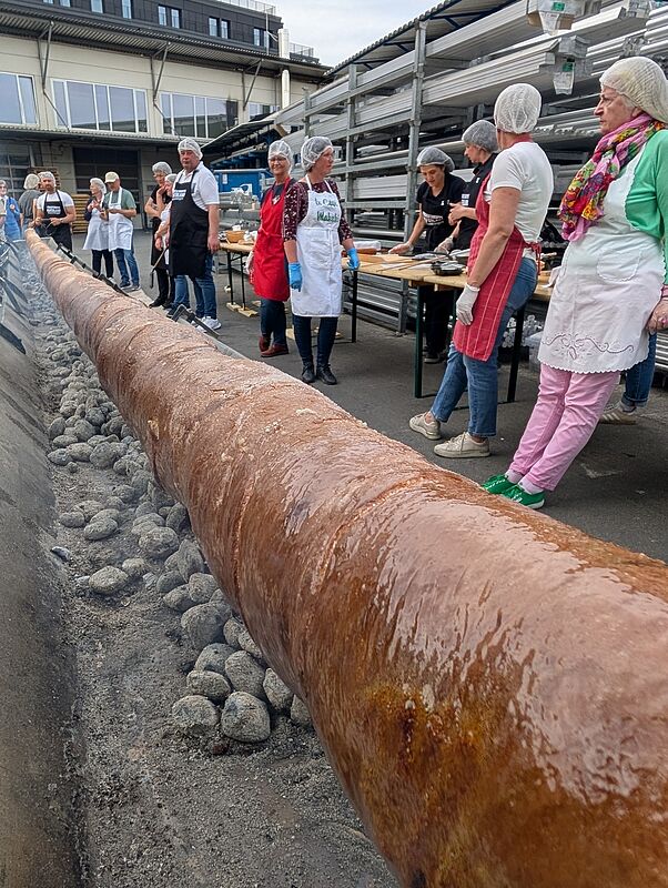 Die Projektgruppe Haferland beim Baumstriezel ...