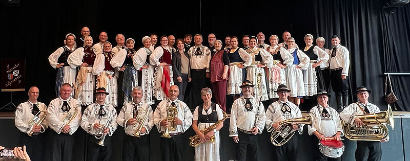 Die Projektgruppe Haferland umrahmt Botschafterin ...