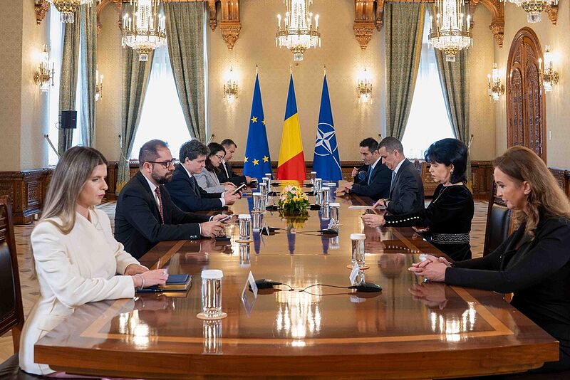 Staatspr�sident Nicușor Dan (3. von links) ...