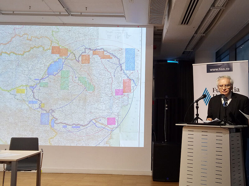 Viorel Achim zeigt eine Karte von 1940/41 der ...