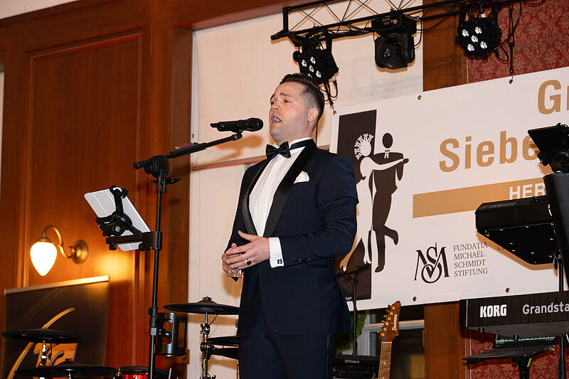 Der Tenor Paul Stefan Onaga ...