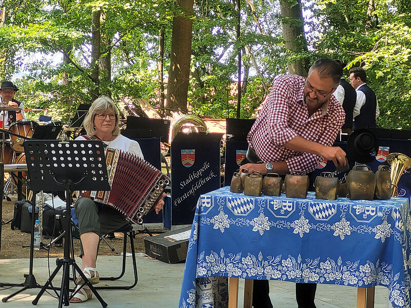 Vorsitzender Klaus Sch�pp beim Glockensch�tteln ...