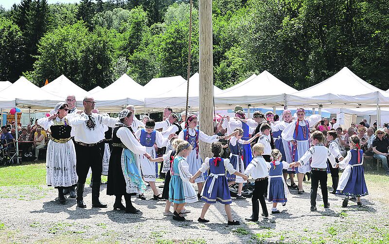 Die Sch�lertanzgruppe und die Kindertanzgruppe ...