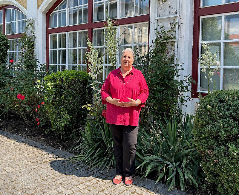 Dr. Gerhild Rudolf im Innenhof des Teutsch ...
