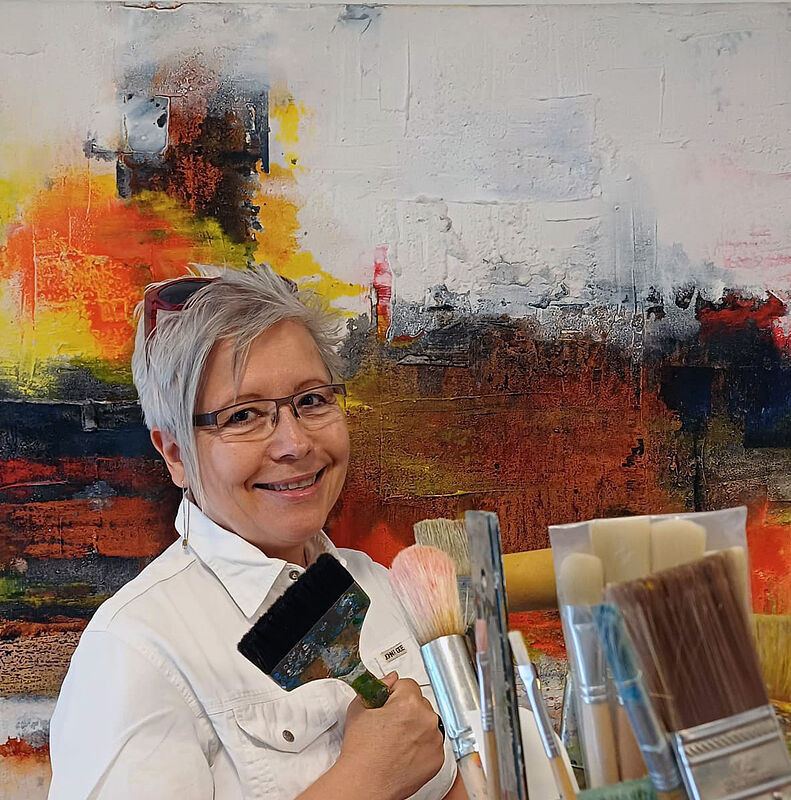 Gertrud Schneider vor ihrem Bild „Feuerland I“, ...